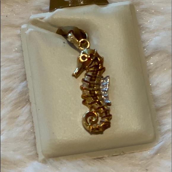 🥳HP🥳 NWT gold sea horse charm 10k necklace charm - Picture 2 of 5